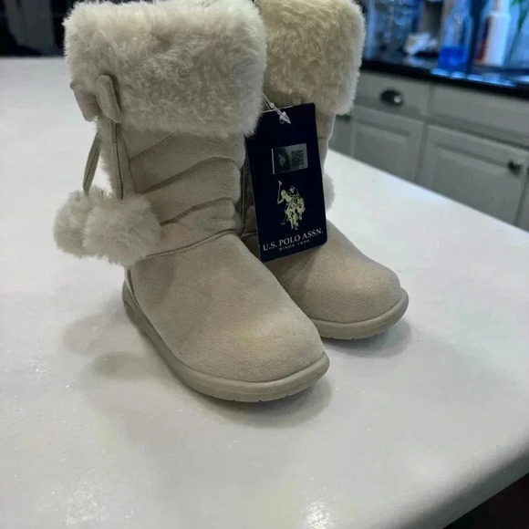 US Polo Assn Winter Boots Girls Winter White Faux Fur Pom Poms BRAND NEW Sz 6 - Picture 2 of 10